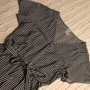 Naïf whit & navy dress with flutter-sleeve and tie waist